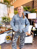 Printed Horseshoe Jeans With Belt Detail